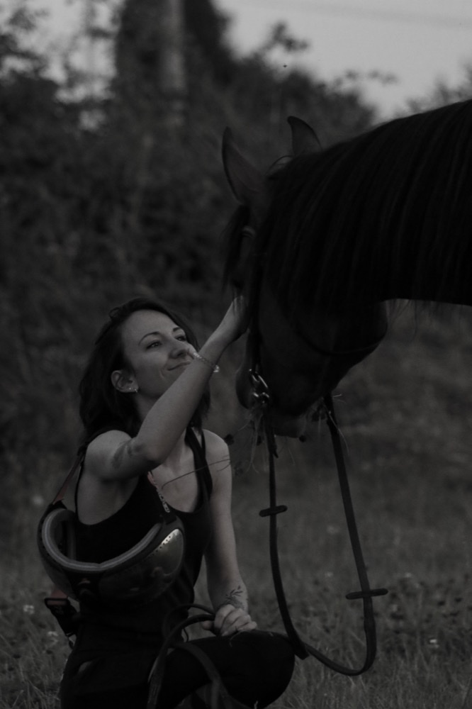 Shana Verro auprès de son cheval Falak