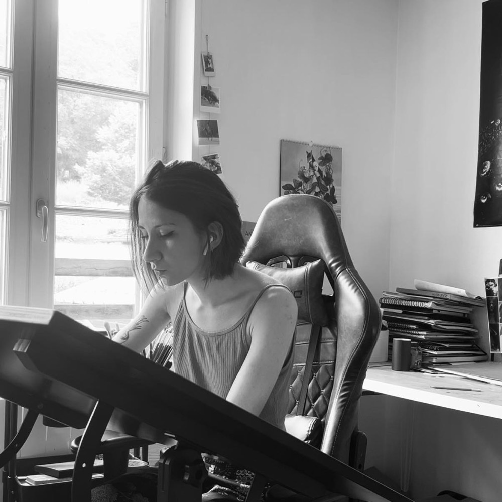 Shana Verro dessinant à sa table de travail